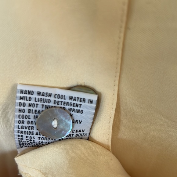 Michel Antoni Collection Blouse 100% Silk light Yellow/ shell buttons Sz 18 - Picture 11 of 11